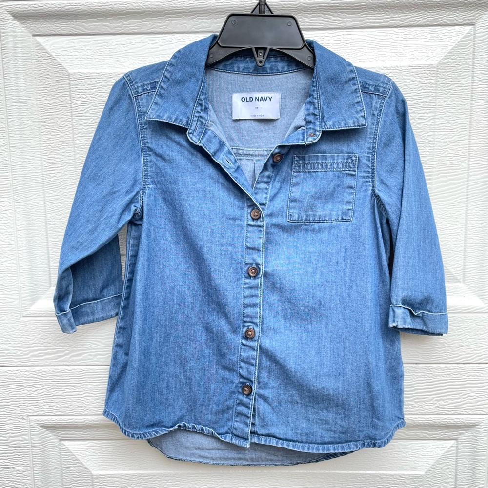 Old Navy 5T unisex button down chambray shirt with quarter sleeves